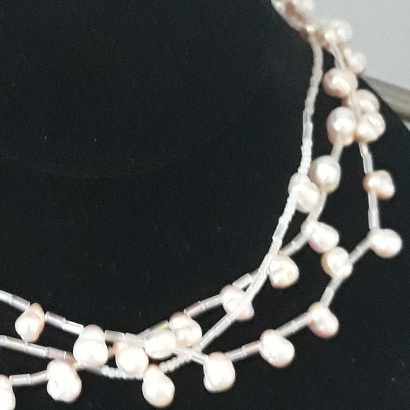Pale pink pearl choker and earring set. - Picture 2 of 5